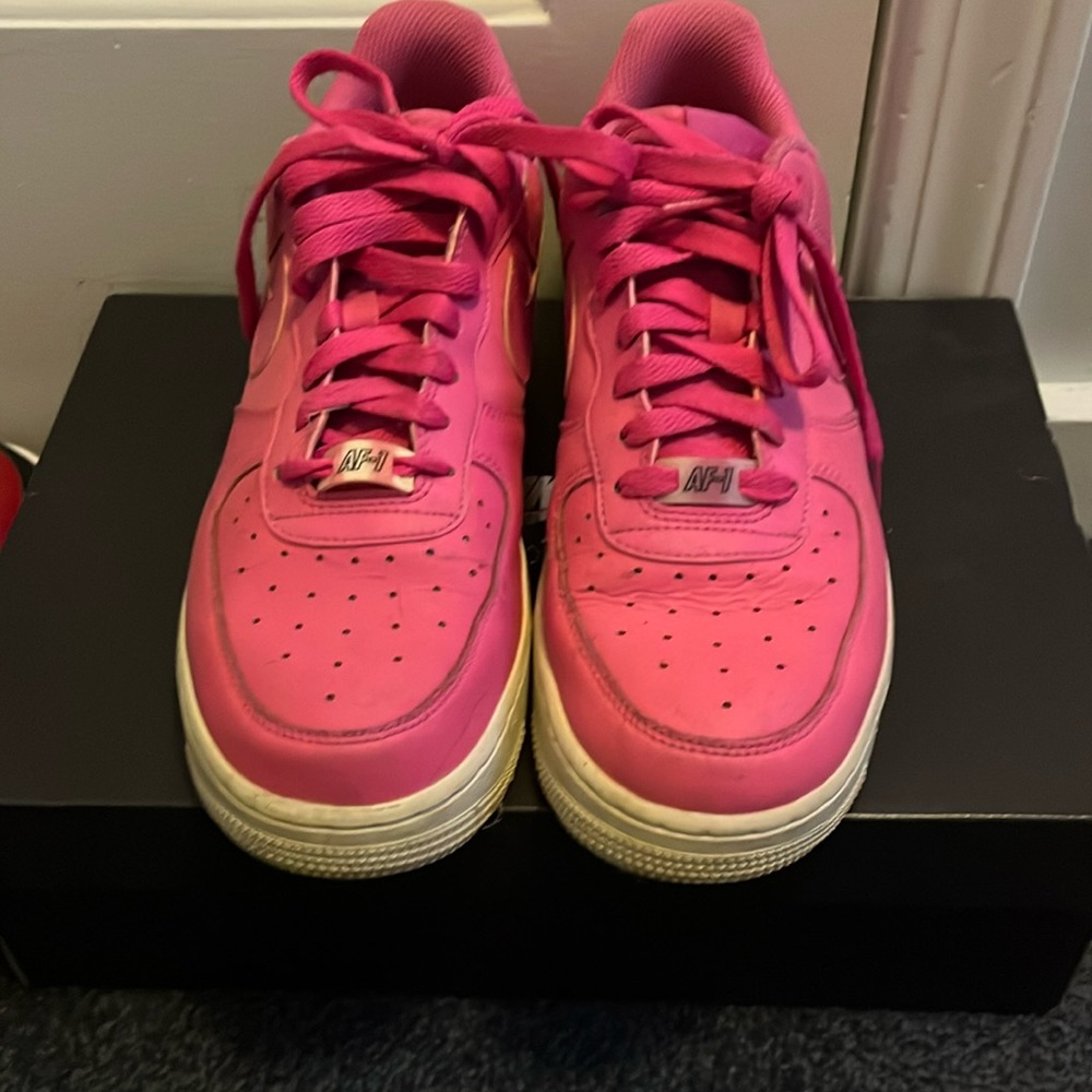 WMNS AIR FORCE 1 '07 ESSENTIAL 'LASER FUCHSIA'